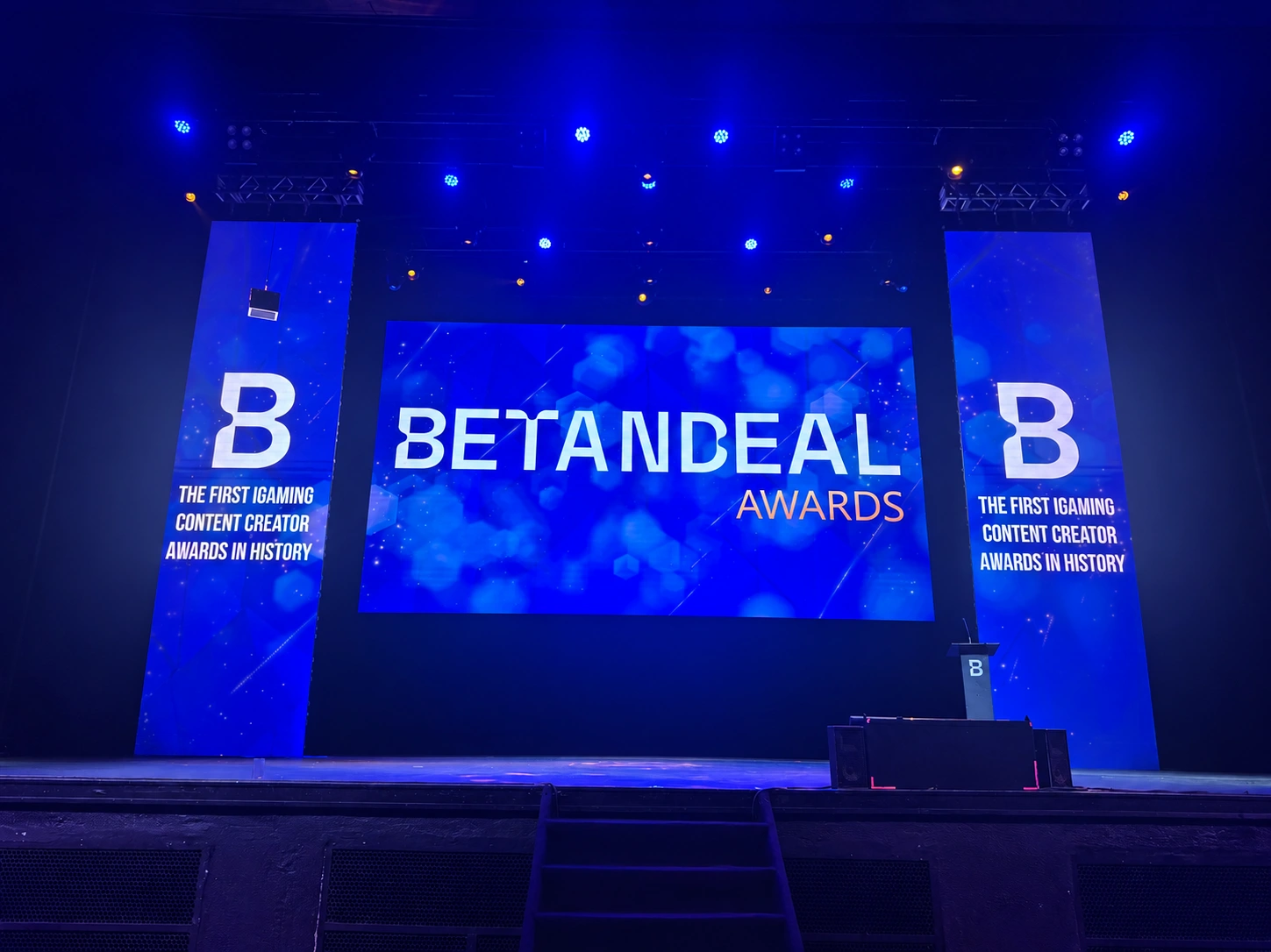 Escenario y pantallas centrales de Betandeal Awards 2026 · Río de Janeiro
