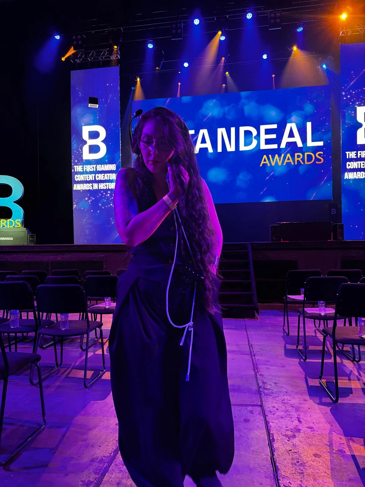Stella P. coordinando por teléfono ante las pantallas de Betandeal Awards